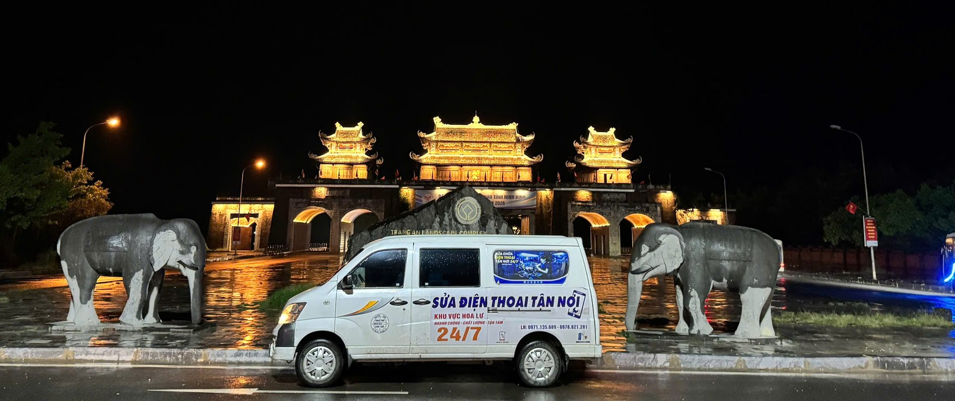 Xe kỹ thuật NHẬT MINH MOBILE đỗ trước cổng Hoa Lư, Ninh Bình lúc đêm